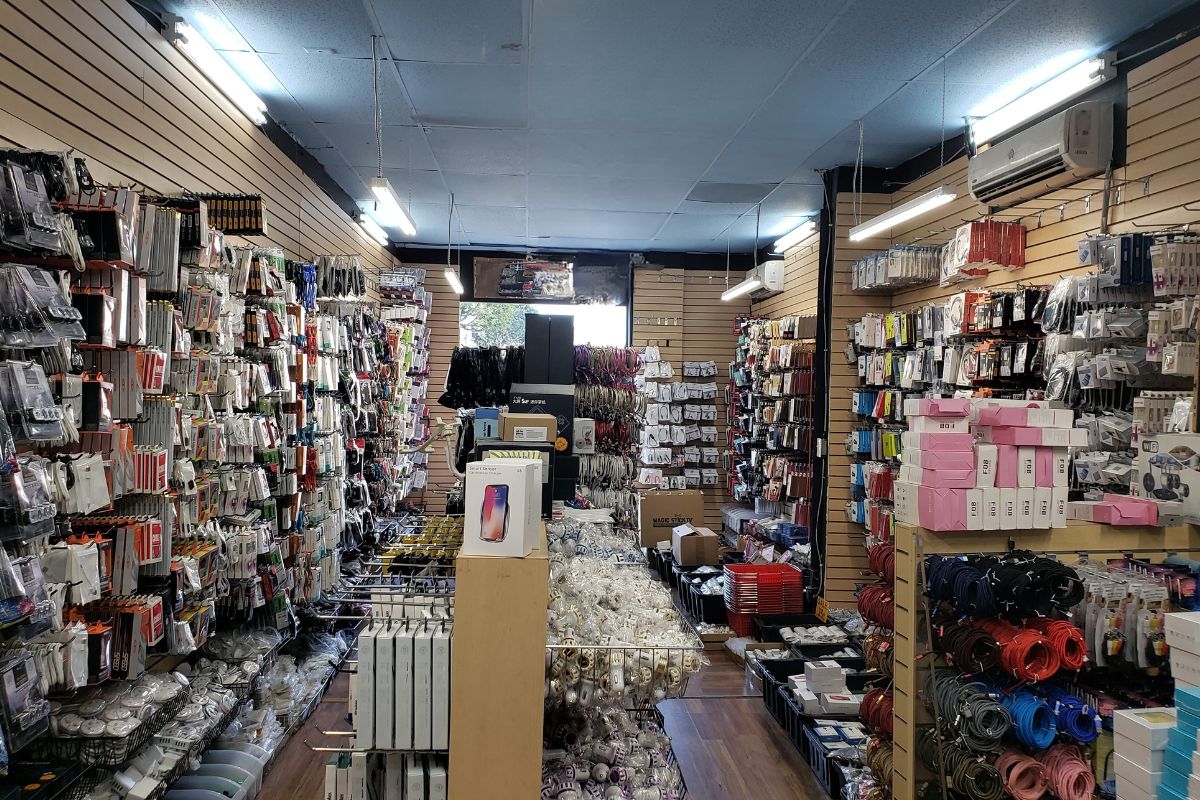Why Visiting a Wholesale Showroom Can Help Retailers Choose the Right Inventory
